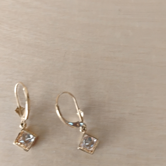 14K Gold Leverback earrings with clear stone. - Picture 5 of 5
